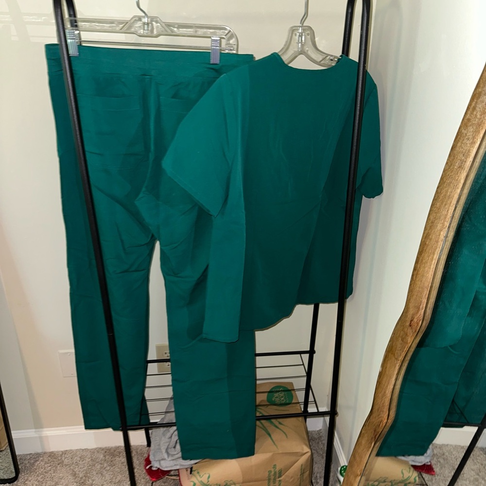 FIGS Scrub Set - Picture 3 of 6